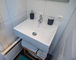 Frisse badkamer met wastafel in Huisje in Broekland, Salland, Overijssel.