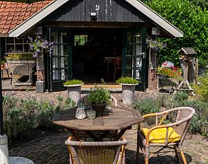 Houten tafel in de tuin van Huisje in Broekland, Salland, Overijssel.
