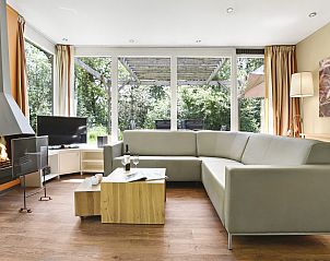 Moderne Sitzecke in Twenhaarsveld 6-Personen-Bungalow 6CE, Holten, Overijssel, mit Blick auf die Terrasse.