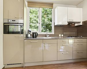 Helles Schlafzimmer in Twenhaarsveld 6-Bett-Bungalow 6CE, Holten, mit Blick auf die Natur der Overijssel.