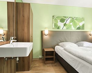 Komfortables Schlafzimmer mit Waschbecken in Twenhaarsveld 6-Personen Bungalow 6CE, Holten, Overijssel.