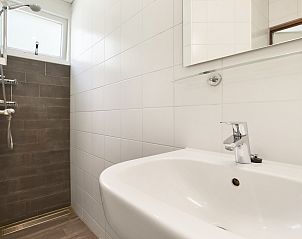 Zweites Schlafzimmer in Twenhaarsveld 6-Bett-Bungalow 6CE, Holten, mit zwei Einzelbetten und bunter Wand.