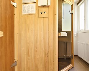 Saunaraum mit Holzinterieur in Twenhaarsveld 6-Personen-Bungalow 6CE, Holten, fr ein entspannendes Erlebnis.