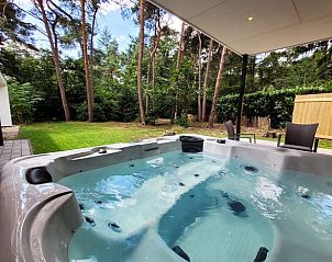 Ontspan in de jacuzzi van Vakantiehuis in Holten, omgeven door de serene bossen van Salland, Overijssel.