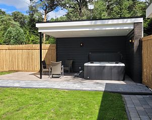 Ontspan op het terras van Vakantiehuis in Holten, Salland, Overijssel, met een moderne jacuzzi en omringd door rustgevende natuur.