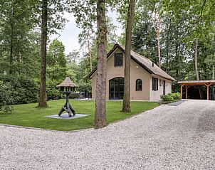 Huisje in Holten, een charmant vakantiehuis omgeven door natuur in Salland, Overijssel, met ruime tuin en rustieke uitstraling.