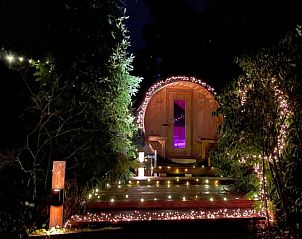 Sfeervolle avondverlichting bij Vakantiehuisje in Holten, gelegen in de natuur van Salland, Overijssel. Perfecte plek voor ontspanning.