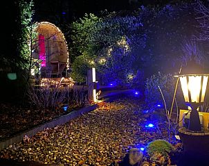 Sfeervol verlicht pad naar het Vakantiehuisje in Holten, omgeven door natuur in Salland, Overijssel, ideaal voor een romantisch verblijf.