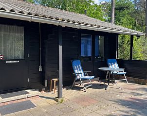 Veranda van Vakantiehuis in Holten met comfortabele stoelen, gelegen in het rustige Salland, Overijssel.