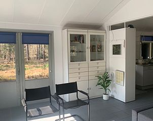 Moderne zithoek in Vakantiehuis in Holten, met uitzicht op de groene omgeving van Salland, Overijssel.