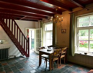 Gezellige binnenruimte van vakantiehuis in Wijhe, Overijssel, met houten balken en landelijke charme.