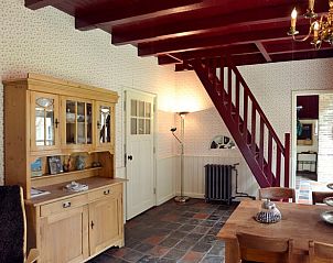 Rustieke eetkamer in vakantiehuis Wijhe, Salland, met houten meubels en sfeervolle inrichting.