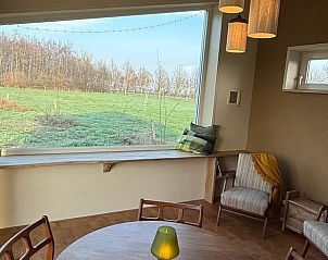 Gezellige binnenruimte van Vakantiehuisje in Wijhe, Overijssel met uitzicht op groene natuur in Salland.