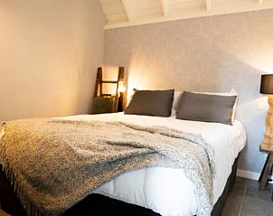 Sfeervolle slaapkamer in Vakantiehuisje in Luttenberg, Salland. Geniet van comfort en rust in deze charmante vakantiewoning in Overijssel.