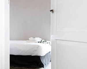 Sfeervolle slaapkamer in Vakantiehuisje in Luttenberg, gelegen in het prachtige Salland, Overijssel, met een uitnodigende en serene ambiance.