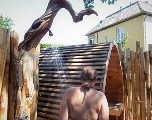 Buitendouche met natuurlijke elementen bij Huisje in Welsum, Salland, Overijssel.