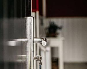 Open deur naar Vakantiehuisje in Olst, een gezellige vakantiewoning in Salland, Overijssel.