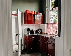 Moderne keuken met rode accenten in Vakantiehuisje in Olst, Salland, Overijssel.