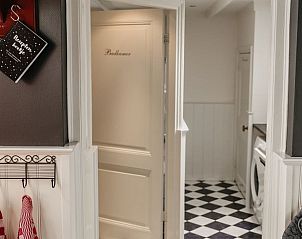 Badkamerdeur in Vakantiehuisje in Olst, een comfortabele vakantiewoning in Salland, Overijssel.