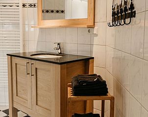 Moderne badkamer met houten elementen in Vakantiehuisje in Olst, Salland, Overijssel.