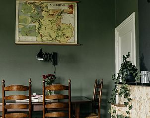 Eetkamer met kaart van Overijssel in Vakantiehuisje in Olst, Salland, Overijssel.