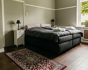 Ruime slaapkamer met tweepersoonsbed in Vakantiehuisje in Olst, Salland, Overijssel.