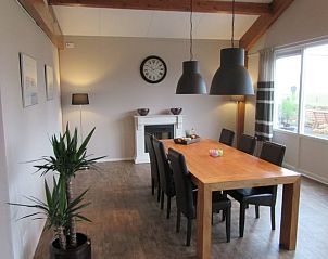 Gezellige eetkamer in Vakantiehuis in Olst met houten tafel, Salland, Overijssel.