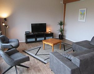 Stijlvolle woonkamer in Vakantiehuis in Olst met comfortabele zitplaatsen, Salland, Overijssel.