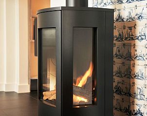 Moderne houtkachel in Vakantiehuis in Hellendoorn, biedt warmte en comfort in Salland, Overijssel.