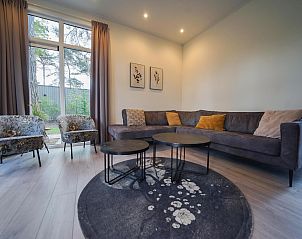 Gezellige woonkamer van Cube la Mer in Hellendoorn, Salland met comfortabele bank en stoelen.