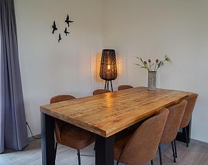 Stijlvolle eetkamer van Cube la Mer in Hellendoorn, Overijssel met houten tafel en moderne decoratie.