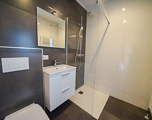 Luxe badkamer van Cube la Mer in Hellendoorn, Salland met moderne douche en wastafel.