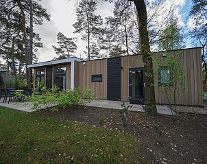 Buitenzijde van Cube la Mer vakantiehuis in Hellendoorn, omringd door bosrijke omgeving.