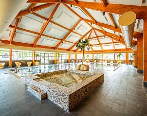 Binnenzwembad bij Cube la Mer in Hellendoorn, Overijssel met ontspannende faciliteiten.