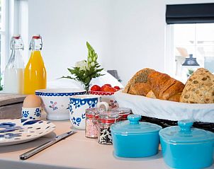 Gezellig gedekte ontbijttafel in Vakantiehuis in Hellendoorn, een heerlijke start van de dag in Salland, Overijssel.