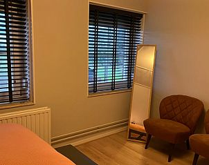 Gemtliches Schlafzimmer in Cottage in Hellendoorn, Ferienhaus in Hellendoorn, Salland. Bequeme Sthle und natrliches Licht fr einen entspannten Aufenthalt.