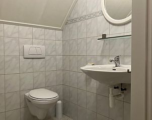 Modernes Badezimmer in Cottage in Hellendoorn, Ferienhaus in Hellendoorn, Overijssel, mit stilvoller Einrichtung und Komfort.