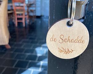 Sleutel met label van vakantiehuis in Hellendoorn, een uitnodigend verblijf in het rustieke Salland, Overijssel.