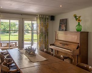 Eetkamer met piano in Huisje in Hellendoorn, vakantieverblijf in Overijssel.