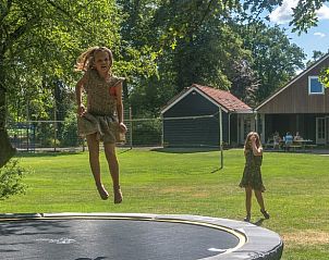 Trampoline plezier in de tuin van Huisje in Hellendoorn, Overijssel.
