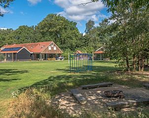 Uitgestrekte tuin bij Huisje in Hellendoorn, vakantiehuis in Salland.