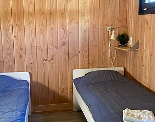 Gezellige slaapkamer met twee eenpersoonsbedden in Huisje in Hellendoorn, Overijssel.