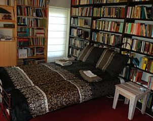 Gezellige slaapkamer met boekenkast in Huisje in Hellendoorn, vakantiehuis in Hellendoorn, Salland, Overijssel.