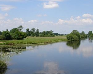 Rustgevend uitzicht op rivier en landschap nabij Huisje in Hellendoorn, vakantiehuis in Salland, Overijssel.