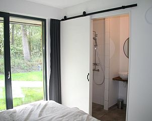 Licht interieur van slaapkamer in Huisje in Hellendoorn vakantiehuis, Salland