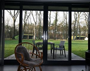 Uitzicht op terras en tuin vanuit Huisje in Hellendoorn, Overijssel