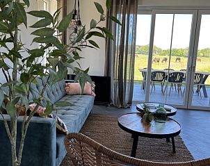 Gezellige binnenruimte van Vakantiehuis in Hellendoorn met uitzicht op groene velden in Salland, Overijssel.