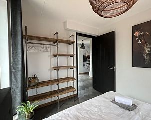 Stijlvolle slaapkamer in Vakantiehuis in Hellendoorn met rustieke accenten in Salland, Overijssel.