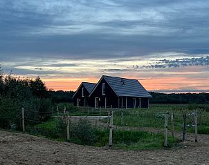 Vakantiehuis in Hellendoorn bij avondschemering, serene omgeving in Salland, Overijssel.
