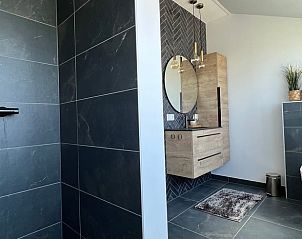 Luxe badkamer in Vakantiehuis in Hellendoorn met ruime douche in Salland, Overijssel.